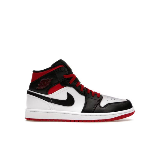 Air Jordan 1 Mid Gym con puntera en rojo y negro